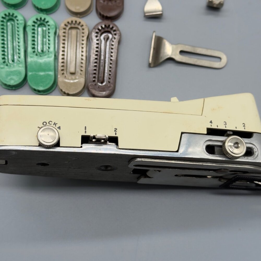 Singer Vintage Professional Buttonholer SIMS 4642 38116 Extra Attachments - Picture 13 of 16